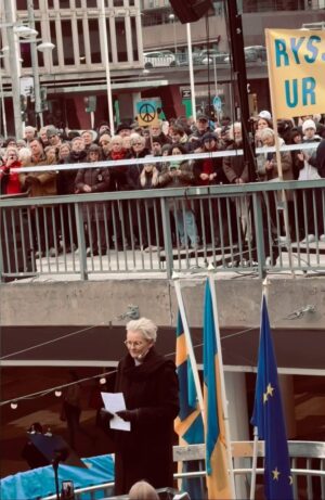 Eva Dahlgren Instagram - Mitt tal idag på 2årsdagen av invasionen av Ukraina. Tack alla som var där! #ukraina