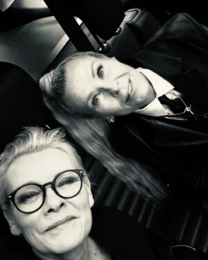 Eva Dahlgren Instagram - Pariskväll…med mina nya @wearejung vänner på en underbar konsert med @benjaminingrosso  och ❤️ @efvaattling såklart