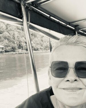 Eva Dahlgren Instagram - En kvinna
I sina bästa år
Lämnar djungeln
Återvänder till det som verkar vara 
Den helt förvirrade civilisationen 
För att göra gemensam sak
Med alla dom
Som värnar den fria kulturen
#enarmlängdsavstånd #stoppasd
