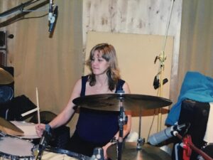 Eva Dahlgren Instagram - Redan innan vi släppte vårt album var vi sågade. Vi hade ett fånigt bandnamn, skrev dåliga låtar och usla texter, spelade dåligt, hade fel mikrofoner och enligt Sveriges alla musikrecensent så var min karriär nu över. Vi gjorde en skandinavienturné. Det kom inte så mycket folk…såklart…det fanns inga digitala medier…fick man usla recensioner så var man som död…Luften gick liksom ur oss… Greta sålde sina trummor…och ingen på skivbolaget brydde sig ens om att lägga upp albumet digitalt när det var dags för det stora formatbytet från cd till appar…men nu så ..20 år senare typ…nu kan du lyssna på detta fruktansvärda album hur mycket som helst…och vi Mija, Greta och jag träffades häromkvällen och skrattade mycket åt alla minnen och började fundera på om vi inte skulle ta och göra en spelning ändå…kanske tiden hunnit ifatt oss…kanske en tjejtrio inte är så farligt längre…kanske har det blivit bättre här i framtiden…lyssna..länk i bio … Buddaboys - Lost Peoples Area