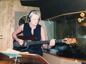 Eva Dahlgren Instagram - Redan innan vi släppte vårt album var vi sågade. Vi hade ett fånigt bandnamn, skrev dåliga låtar och usla texter, spelade dåligt, hade fel mikrofoner och enligt Sveriges alla musikrecensent så var min karriär nu över. Vi gjorde en skandinavienturné. Det kom inte så mycket folk…såklart…det fanns inga digitala medier…fick man usla recensioner så var man som död…Luften gick liksom ur oss… Greta sålde sina trummor…och ingen på skivbolaget brydde sig ens om att lägga upp albumet digitalt när det var dags för det stora formatbytet från cd till appar…men nu så ..20 år senare typ…nu kan du lyssna på detta fruktansvärda album hur mycket som helst…och vi Mija, Greta och jag träffades häromkvällen och skrattade mycket åt alla minnen och började fundera på om vi inte skulle ta och göra en spelning ändå…kanske tiden hunnit ifatt oss…kanske en tjejtrio inte är så farligt längre…kanske har det blivit bättre här i framtiden…lyssna..länk i bio … Buddaboys - Lost Peoples Area