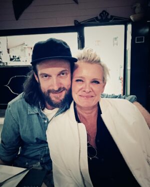 Eva Dahlgren Instagram - Idag fyller han år min bästa @johannes_berglund Jag är så glad att du finns och att jag får uppfinna en massa olika känslouttryck med dig i din magiska studio! Ser fram emot att vi ska fortsätta leta efter allt det som finns bakom nästa hörn…🥰