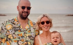 Eva Dahlgren Instagram - Fattar inte riktigt … den skulle ju vara så lång sommaren… Men nu börjar arbetet, det nya som jag inte riktigt vet vad det är. Alltid lika spännande … men konstigt. Oro och glädje om vartannat. Det som inte finns ska snart finnas. För er som ville men inte kunde komma på mina 2 spelningar i sommar har jag lagt ut låtlistan. Finns länk till spotify i profilen. Så…kärlek till familj och vänner och alla jag inte känner. Låt sommaren komma tillbaka en stund och torka upp oss. May the force be with us!