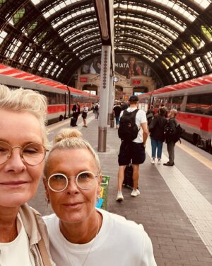 Eva Dahlgren Instagram - Bänken ljuset kärleken havet solen … underbar resa…fortfarande usel på selfiesar dock… att blunda när man knäpper på sig själv är nog höjden av uselhet 😅 Nu hemma i nordens Venedig ❤️