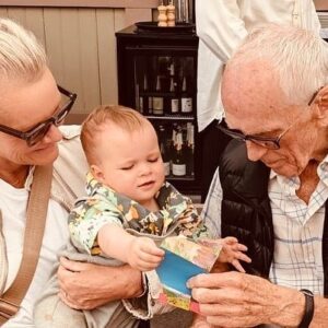 Eva Dahlgren Instagram - Fattar inte riktigt … den skulle ju vara så lång sommaren… Men nu börjar arbetet, det nya som jag inte riktigt vet vad det är. Alltid lika spännande … men konstigt. Oro och glädje om vartannat. Det som inte finns ska snart finnas. För er som ville men inte kunde komma på mina 2 spelningar i sommar har jag lagt ut låtlistan. Finns länk till spotify i profilen. Så…kärlek till familj och vänner och alla jag inte känner. Låt sommaren komma tillbaka en stund och torka upp oss. May the force be with us!