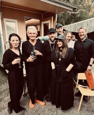 Eva Dahlgren Instagram - Världens kortaste turné.  Årets enda gig @rosendalgardenparty Här är dom mina finaste. Dom som spelar mina sånger som inga andra! Tack för ikväll. Hoppas att ni som var där gillade mitt låtval. Vi ses om nåt år eller så🥰 och tack för den fina födelsedagssången!!! Mäktigt! 😊