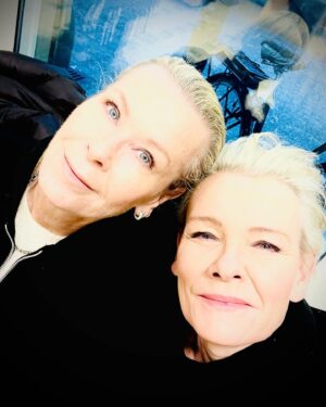 Eva Dahlgren Instagram - Kvällssminket på kl 08.30. Dags för nytt pass….vi alla vet…bakljus o vidvinkel…hiskeliga bilder blir det…och sen ska man leva i 5 år med det nya passet o behöva säga att joooo det är jag😁🤡
