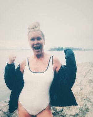 Eva Dahlgren Instagram - -5 o isflak i viken…idag fick hon bada själv 😅…fotografen i överlevnadsdräkt…