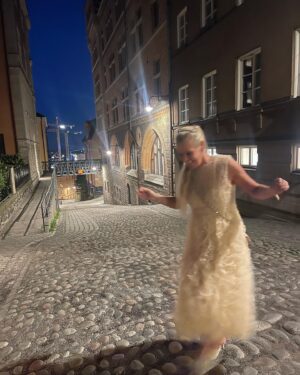 Eva Dahlgren Instagram - @polarmusicprize Vilken underbar fest till musikens ära  Tack alla som sjöng o spelade så fint för dom som fick pris @angeliquekidjo @arvopartcentre @islandrecords  Så stolt över min fru som gjort det fina priset som kommer stå i en hylla nånstans i världen…