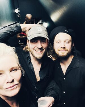 Eva Dahlgren Instagram - Pariskväll…med mina nya @wearejung vänner på en underbar konsert med @benjaminingrosso  och ❤️ @efvaattling såklart