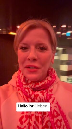 Eva Habermann Instagram - Danke Braunschweig 💖

Gute Nacht 🌙💤😘 

#actress #evahabermann 

@astorfilmtheater 
@fantomfilm_gmbh