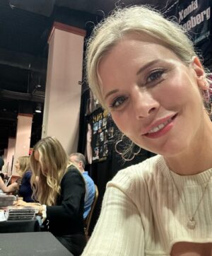 Eva Habermann Instagram - Liebe Grüße von der Wintercon in New York 🫶 

#travel #blogger #ny #newyork #tree #comiccon #christmas #actress #evahabermann #picoftheday #photooftheday #happy #girl #zev #xev #lexx #wintercon