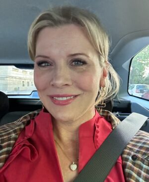 Eva Habermann Instagram - Mein Schatzi führt mich heute zu “Tim Raue” aus, um auf ein erfolgreiches Projekt von Fantomfilm anzustoßen 💖 🍽️ 

@timraueofficial 
@fantomfilm_gmbh 

#berlin #food #timraue #actress #evahabermann