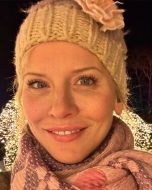 Eva Habermann Instagram - Ich wäre dafür, dass nach Weihnachten und Silvester direkt der Sommer kommt. 😎

#gutenmorgen #goodmorning #winter #silvester #summer #sun #goodvibes #actress #evahabermann #fashion #picoftheday #photooftheday #berlin