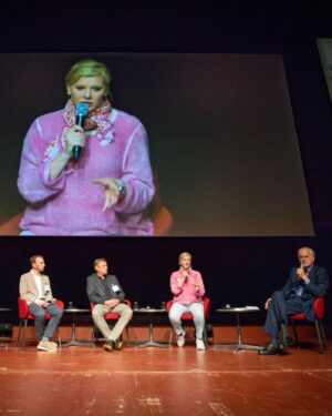 Eva Habermann Instagram - (Nachtrag) Letztes Wochenende beim Kongress der Deutschen Depressionshilfe in der Frankfurter Oper mit Harald Schmidt, dem Schirmherren. 

Info-Telefon Depression
0800 / 33 44 533
Mo, Di, Do: 13:00 – 17:00 Uhr
Mi, Fr: 08:30 – 12:30 Uhr

@stark_gegen_depression 

#frankfurt #depressionhelp #actress #evahabermann #picoftheday #photooftheday #haraldschmidt 

📸 ©Holger Peters