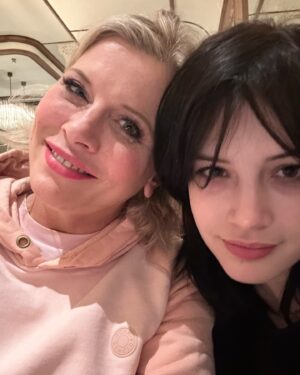 Eva Habermann Instagram - Hurra ❤️
Heute ist meine Nichte zu Besuch in Braunschweig 👭

#family #time #happy #life  #actress #evahabermann #picoftheday #photooftheday 
#billieeilish