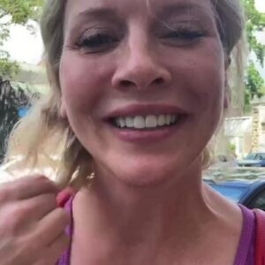 Eva Habermann Instagram - So, heute hab ich mich mal in Französischer Sprache durch meinen Live Autritt geschlagen. 
Hab bemerkt, dass ich das doch mal wieder üben sollte. Vom Schul-Französisch ist nicht mehr ganz so viel da 😂 #french #actress #theatre #braunschweig #lavoisinededessus #comedy