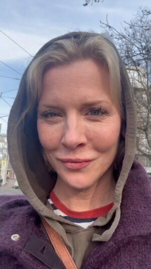 Eva Habermann Instagram - Berlin.. Du kannst so hässlich sein. Aber an anderen  Tagen auch echt wunderschön 😃

#gutenMorgen #hauptstadt #street #work #goodmorning #city #berlin #sonntag #sonne #sun #sunday #bluesky #blond #actress #evahabermann ##berlin