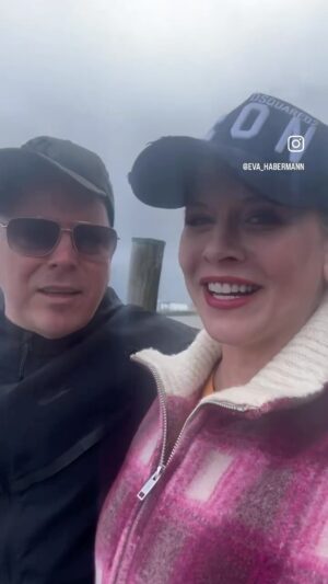Eva Habermann Instagram - Arm in Arm durch Hamburgs Straßen, pures Glück !
High five @koenigboristhegrosser 
Hamburg 💖
#hamburg #hafen #königboris #happy #heimat #hamburgmeineperle #actress #evahabermann #boris #bestermann

Version wieder mit Ton 🫣