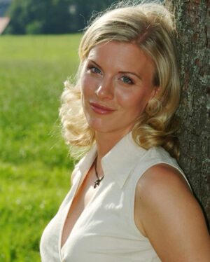 Eva Habermann Instagram - Hinein ins Weekend Feeling 💖

#weekend #friday #love #kiss #nature #actress #evahabermann #picoftheday #photooftheday