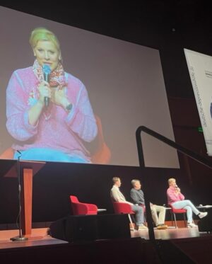 Eva Habermann Instagram - Ich war am Wochenende bei einem Kongress der Deutschen Depressionshilfe in der Frankfurter Oper und dürfte mit Harald Schmidt, dem Schirmherren, auf der Bühne einen kleinen Vortrag halten. 

Ich erzählte sowohl von meinen eigenen schlimmen Erfahrungen mit Depressionen und wie ich die dunklen Zeiten immer wieder überwinde. 

Eine Depression ist für mich eine toxische Freundin, die mir permanent Lügen einfiltriert. Sie gaslighted mich. 

Sie erzählt mir von “Du bist nichts wert” über “Du kannst nichts und konntest noch nie etwas” bis “Es wäre besser, wenn Du gar nicht mehr da wärst”. 

Es war ein langer Weg, bis ich kapiert habe, dass Depressionen und maligne Narzissten große Parallelen aufzeigen. 

Allein diese wichtige Erkenntnis hat mir bereits sehr geholfen, ihr buchstäblich kein Wort mehr zu glauben.

Info-Telefon Depression
0800 / 33 44 533
Mo, Di, Do: 13:00 – 17:00 Uhr
Mi, Fr: 08:30 – 12:30 Uhr

@stark_gegen_depression 
@trauer_kultur 

#frankfurt #depressionhelp #actress #evahabermann #picoftheday #photooftheday