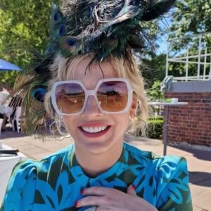 Eva Habermann Instagram - Heute in Hoppegarten.. 
So sehen “50 Euro Gewinner” aus 💁🏼‍♀️❤️🐎🤑 💵 

#berlin #hoppegarten #win #nice #actress #evahabermann #picoftheday #photooftheday #cap
