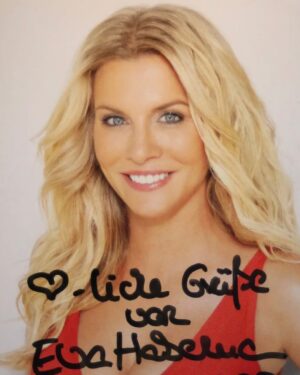 Eva Habermann Instagram - TAKE A SMILE 💖

#Autogramm #evahabermann #actress #blond #berlin #baywatch #malibu