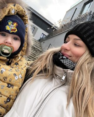 Eva Perkausová Instagram - Takový ty obyčejně neobyčejné dny 🥳🤩🩵 jít si zabruslit před barák, to je prostě pecka 😂⛸️