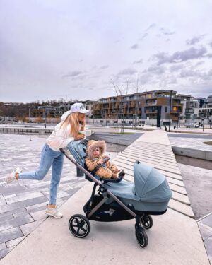 Eva Perkausová Instagram - Téma dvojkočárek vyřešeno 😁🫡
A nemohla jsem rozhodnout lépe. 🤍 Fungování bez dvojkocarku si v tuhle chvíli nedovedu představit 🥴💪 Gazella od @cybex_praha je perfektní v tom, že je variabilní. Dá se vozit samoststně jedna korbička nebo sporťák, ale i oba dva najednou.
Až bude ve sportaku i Arian, tak se dají dva sporťáky. ( využívám i možnost nasazení dvou autosedaček. Když mi oba v autě usnou, tak je aspoň nemusím budit 💤) 
Zkrátka dá se využít na mnoho způsobu. Takže pokud jste v podobné pasti 😂🙈 doporučuju ❣️🤍 

Jinak stále platí slevovy kód na @malvik.cz ! “EVA10” 🤍