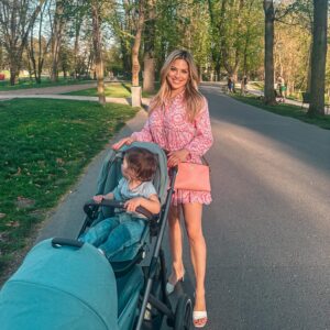 Eva Perkausová Instagram - Dnes jsme si udělali dloooouhou procházku ve Stromovce.. tam bylo lidí ti řeknu !!! 😅
A jak jste slunečnou sobotu trávili vy??😍