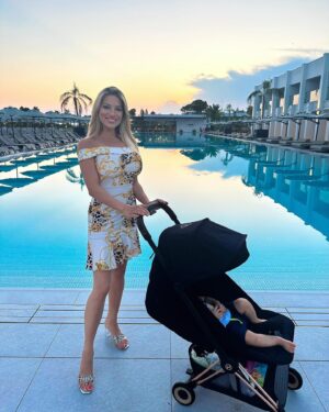 Eva Perkausová Instagram - Kočárek Cybex Coya
už jsem doporučovala a představovala ve Story. Nejlepší cestovní kočárek. Skladný, lehký, praktický.
Dá se vzít do letadla, protože se během dvou vteřin dá složit do velikosti příručního zavazadla. 🛄
Možnost polohy nejen do sedu, ale i do úplného lehu. ✅
Jinak stále platí slevový kód “EVA10 “ na @malvik.cz ❤️ snad Vám udělá radost 🫶 
  @malvik.cz 
#malvik #babiestroller #cybex #cybexcoya #antalya #turkey #pool #summer #vacation #baby #dress #mum #happy