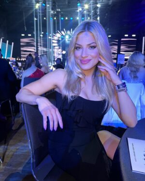 Eva Perkausová Instagram - Tak jsem se dnes po delsi době hodila do gala 💃 klasicky od @poner_official 🤍
Jinak koukáte? Máte favoritku? 👑 

Make-Up: @yb.makeuph 💄 

#event #blacktie #missczechrepublic #dress #photo #smile #bag #poner #ponerdress #hair #makeup