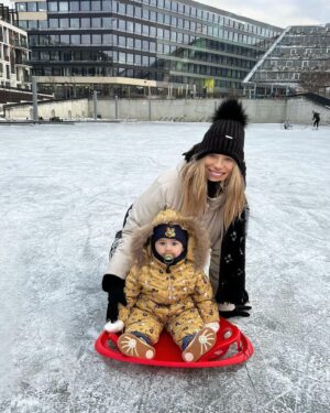 Eva Perkausová Instagram - Takový ty obyčejně neobyčejné dny 🥳🤩🩵 jít si zabruslit před barák, to je prostě pecka 😂⛸️