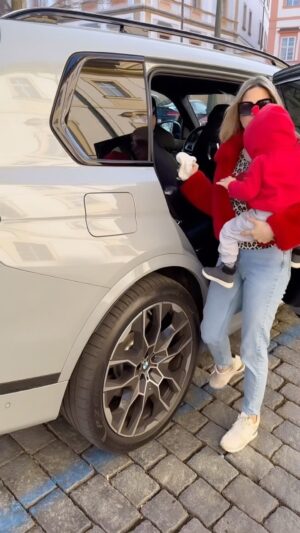 Eva Perkausová Instagram - Konečně byl venku nádech jara 💃☀️ využili jsme příležitost, místo lodiček vzala tenisky a šli na procházku 👟🩵 Ale teda… vyhrabat se ven s dětma je na půl dne 😂🙈 ale pak už to frčí 🏎️💪 
@malvik.cz @cybex_praha #malvik#cybex #babiesstroller #car #sons #brothers #babies #family #stroller #car #twobabies #mom #mommystip