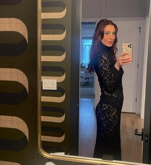 Eva Amurri Martino Instagram - Tomorrow Never Dies 😎🦈🍸🖤 Celebrated my 39th trip around the sun with the most fun little party! I didn’t know that a four course dinner party, eaten in front of a shark tank, was on my 2024 Bingo card. But man do I feel lucky that it was!! 😍 I love you @maritimeaquarium, you are perfect for every occasion and every age person. And thank you to everyone who helped me celebrate my birthday this past week. I’m so very grateful!

#thisis39 #birthdaygirl #jamesbond #bondstyle #jamesbond007 #maritimeaquarium 

🎂3️⃣9️⃣🎉