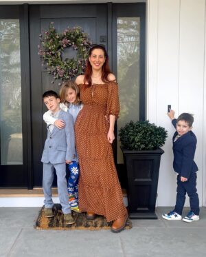 Eva Amurri Martino Instagram - Hope you and your chickadees had a very hoppy Easter! 🐰🍭🐣☺️ Swipe all the way to see which kid is getting a visit from the Easter bunny and the tooth fairy in one day! 🤪🤣

#happyeaster #easterbunny #familytime #makingmemories #momlife #eastersunday