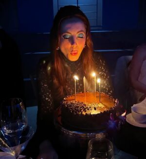 Eva Amurri Martino Instagram - Tomorrow Never Dies 😎🦈🍸🖤 Celebrated my 39th trip around the sun with the most fun little party! I didn’t know that a four course dinner party, eaten in front of a shark tank, was on my 2024 Bingo card. But man do I feel lucky that it was!! 😍 I love you @maritimeaquarium, you are perfect for every occasion and every age person. And thank you to everyone who helped me celebrate my birthday this past week. I’m so very grateful!

#thisis39 #birthdaygirl #jamesbond #bondstyle #jamesbond007 #maritimeaquarium 

🎂3️⃣9️⃣🎉
