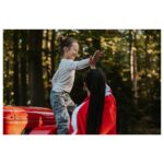 Eva Burešová Instagram - Včera jsme točili další klip k další písničce. Byl to fakt skvělej natáčecí den a já všem děkuji za to, jak byli perfektní. Za tyhle momentky děkuji @barcachle , která celý den s námi byla a fotila. Miluju, když za mnou rodina přijde do práce. Je to úžasný nakopávač❤️🪬