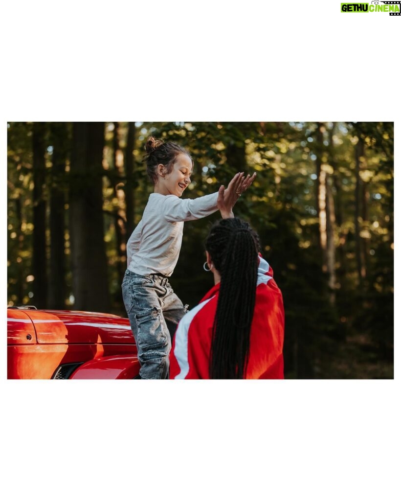 Eva Burešová Instagram - Včera jsme točili další klip k další písničce. Byl to fakt skvělej natáčecí den a já všem děkuji za to, jak byli perfektní. Za tyhle momentky děkuji @barcachle , která celý den s námi byla a fotila. Miluju, když za mnou rodina přijde do práce. Je to úžasný nakopávač❤️🪬