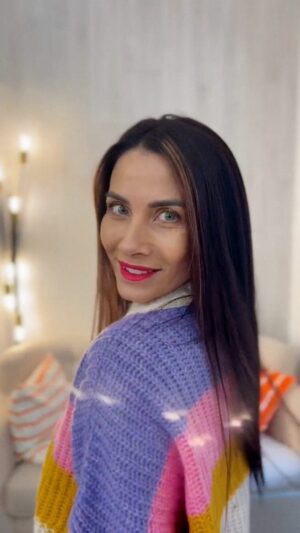 Eva Decastelo Instagram - Už tolik let jsme si věrní. Spolu a dohromady. ❤️ Ani nevíme jestli se tomu vlastně dá říkat spolupráce. Spíš ne. Spíš je přátelství a důvěra. Ale další focení má @decasteloeva slíbené až s mikádem 🤣🤣🤣 a bez make-upu 🙋🏼‍♂️❤️

Tak uvidíme, kdy to klapne 🤣😇

#jednickanadvojce #honzakorinek #honzakorinekhairstudio #zazijtojinak #zazijtospolu #kadernictvi #praha2 #vlasy #newhair #hairdresser #hairlover #womenpower