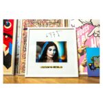 Eva Decastelo Instagram - - že nejsem zrovna expert na vyhazování věcí vám asi došlo.. Ve skladu, kterej jsem před pár měsíci vyklízel bylo i několik desítek krabic se stovkama negativů, které jsem mezi lety 1999 a cca 2004 nafotil při natáčení reklam.. Na jednom z těch natáčení jsem kdysi poprvé potkal Evu. Hrála jednu z hlavních rolí v nějaké reklamě na parfém, nebo na co to bylo. Strašně se mi líbila, ale styděl jsem se jí tehdy oslovit, Matěj Ruppert, který na tom natáčení dělal druhého asistenta režie se tenkrát nestyděl a pak s ní pár let chodil. Já si ji tehdy jen z dálky stydlivě a plaše několikrát vyfotil teleobjektivem. Po několika dnech hledání jsem složku z toho natáčení opravdu našel. Natáčelo se to na zámku Dobříš. Přefotil jsem první políčko na kterém byla Eva z kontaktů přiložených k negativu, to byly takové náhledy, aby člověk po vyvolání v labu viděl, co vlastně nafotil. To číslo nad tím je mnou připsané číslo filmu, aby se mi kontakty a negativy nepomíchaly. Nechal jsem ji nazvětšovat a zarámovat, schoval ji za jiné obrazy, co tu mám opřené o stěnu a čekal.