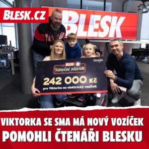 Eva Decastelo Instagram - Pro Viktorku se spinální svalovou atrofií (SMA) jsme společně udělali zázrak! ⭐️ V redakci Blesku si převzala nový elektrický vozíček. Děkujeme všem, kteří přispěli ❤️

Děkujeme patronům příběhu Evě Decastelo @decasteloeva a Kubovi Smrekovi alias @freescoot ❤️ Děkujeme @doniocz ❤️

🔗 celý příběh Viktorky najdete v biu

#vanocnizazrakblesku #viktorkasma #doniocz #bleskcz