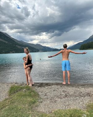 Eva Herzigová Instagram - Am I happy….absolutely!! 🤗 Couldn’t wish for better summer with my fam swimming in glacier lakes, many hikes and e-bikes tours, sunny days and cool nights.