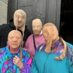 Eva Holubová Instagram - Vikend zacina!! Ja budu mit pracovni. Jako vsechny v dubnu, kvetnu a cervnu. Ale ted uz pouze jednu akci denne az do stredy, pak opet po dvou. Jak dlouho to muzete vydrzet, aniz byste to zacali flakat? No, zatim to zvladam, ponevadz moje predstaveni, nataceni a projekty mne bavi. Ale jak dlouho vydrzim celkove fyzicky ,uvidíme. Dnes nataceni. Skvela parta. Uhadnete, kdo se skryva pod maskou? Vecer Jablonec, beseda “Holubice- DCERAaMATKAROKU! Uzasne publikum, dekujeme. Zitra Trutnov. Kousek je Hradecek. Nebyla jsem tam dlouho. V Trutnove , Dudynku ( @dagmarhavlova_official ) na obede , pamatujes? S maminkou a Vaskem. Mam rada ten kraj, ale necim ve mne vyvolaval vzdycky smutek. Zvlaste, kdyz bylo pochmurno. Z Hradecku na Hrad, rikalo se po Listopadu 89.