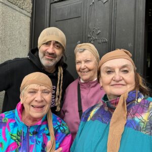 Eva Holubová Instagram - Vikend zacina!! Ja budu mit pracovni. Jako vsechny v dubnu, kvetnu a cervnu. Ale ted uz pouze jednu akci denne az do stredy, pak opet po dvou. Jak dlouho to muzete vydrzet, aniz byste to zacali flakat? No, zatim to zvladam, ponevadz moje predstaveni, nataceni a projekty mne bavi. Ale jak dlouho vydrzim celkove fyzicky ,uvidíme. Dnes nataceni. Skvela parta. Uhadnete, kdo se skryva pod maskou? 
Vecer Jablonec, beseda “Holubice- DCERAaMATKAROKU! 
Uzasne publikum, dekujeme. Zitra Trutnov. Kousek je Hradecek. Nebyla jsem tam dlouho. V Trutnove , Dudynku ( @dagmarhavlova_official ) na obede , pamatujes? S maminkou a Vaskem. Mam rada ten kraj, ale necim ve mne vyvolaval vzdycky smutek. Zvlaste, kdyz bylo pochmurno. Z Hradecku na Hrad, rikalo se po Listopadu 89.