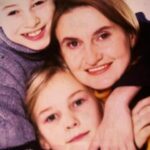 Eva Holubová Instagram - Tento prispevek jsem neplanovala, ani to neni odpoved na utoky, ze pomaham v kampani svymu synovi. Ale reakce na ne to je. Ne, ze bych s nimi nepocitala, kdyz jsem se rozhodla “priznat se verejne k @holu_ad jako ke kandidatovi do EP”. Muj duvod je jednoduchy. Podporuju ho, jako jsem podporovala napr. Karla Schwarzenberga, Hanu Marvanovou, Petra Pavla, atd. Vzdycky jsem to delala z vlastniho zadarmo a z vlastniho presvedceni, ze vsichni ti lide budou pro nasi zem uzitecni a ze berou funkci jako sluzbu obcanum CR. A musela jsem verit v jejich fundovanost. Ale nikdy jsem nehrimala VOLTE JE!! Ne, pouze na ne upozornuju a doporucuju, podivejte se na ne a ZVAZTE JE. K Adamovi: uz jsem to psala, tak pouze pro uplnost : jazykove vybaveni, skoly Londyn, Edinburg, Varsava; Mezinarodni pravo, Mezinarodni vztahy, historie, politilogie, pracovni zkusenosti v EU, v Bruselu, na 🇸🇰 i u nas, predsednictvi EU… Uvedomila jsem si, jak nase rodina drzi pohromade a uplne mi to dojalo. Deti se mnou od malinka chodily na ruzne politicke akce, ja je proste nemela kam dat, kdyz jsem jezdila s Pavlem Telickou pred vstupem do EU, kdyz jsem objizdela s tehdy malo znamym Karlem Schwarz. jeho prvni volebni kampan. Byly to nekdy krusne chvile, plne ironickych invektiv a opileckych nadavek. Ale Karel to vzdy prikladne ustal. Jeho klic byl v tom, ze si musite vzdycky uvedomit, co za cloveka na vas plive a podle toho se urazkou zabyvat. Uvedomila jsem si, jak moc mi pomahala @holu_ka a @holu_ad pri me prvni rezii Gogolova Revizora v @studio.dva . Uvedomila jsem si, jak muj muz, vytvarnik, vzdycky pomohl svym dilem pri kazde akci, ktera se kohokoliv z nas tykala. @holu_ka naprosto prirozene vplula do NF Mathilda . I jeji @iammatejpaprciak pomaha naplno, vlastne to neni pomoc, ale spoluprace. Oni dva ted tvori volebni stab @holu_ad . Nezistne a naplno. A uvedomila jsem si, jak se Adam vedle klucicich zalib vzdycky zajimal o veci verejne. Uz na zakladce a potom i na gymnasiu byl v cele studentske rady. Kdyby ale nebyl na kandidatce @stan.cz , ktere verim, asi bych…,