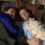 Eva Holubová Instagram - Uprimne? Nemam moc rada deti nebo zvirata na place. To nemohu ovlivnit, co ovlivnit mohu, to je zachazeni s nimi. U nas pri nataceni @jednarodinaserial nic ovlivnovat nemusime, nebot nase filmova produkce ma vse pod kontrolou. A tak se muzeme oddat sladkemu, nehyplnemu rozbrednuti se na laskyplnou, emocionalni kasi, plnou obdivu nad timto zazrakem zrozeni, nad malym clovickem. Kdyz jsi se mne, Matýsku, drzel za prst, premyslela jsem, jestli toto nase setkani je posledni nebo ne. Stalo se vam nekdy, ze se vam nekdo z davne minulosti objevil v pritomnem zivote? Premyslim a nemuzu si uplne vzpomenout. Koho jsem poznala v detstvi, svem nebo jeho, a pak se mi po letech najednou zjevil v zivote? Nevzpominam si. Uz znam pouze par lidi, co znali moje rodice. Lidi z mladi znam, ale z detstvi? Kam se podeli hlavni postavy, s nimiz bych si mohla zavzpominat na detstvi, svoje nebo jejich? Tak, mam jeste hodinu pred zazvonenim budiku, tak se jdu ponorit do minulosti. My totiz nemame blizsi rodinu, nez sami sebe. Neco nevyslo, neco se nepovedlo. Neknouram, konstatuju a lituju. Jak matd velkou rodinu, ovsem tu, s niz se stykate? Kolik mate pratel z detstvi?❤️😂☺️😔🕊🙏✋🏽💋