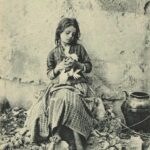 Eva Holubová Instagram - Miluju obdobi “fin de siecle”, tedy obdobi secese. Obzvlaste ve vytvarnem umeni, v architekture. Modu te doby, uzitkove predmety. Doba kocaru, korzetu, “honziku”, fiží a klobouku. Doba vynalezu, ale taky zmen ve spolecnosti, doba boje zen za volebni pravo. Nesmely jsme volit, dokazete si zo predstavit? Vsude okolo nas patriarchalni svet, psychiatri oznacovali naše citová rozpoložení za hysterii, menopauzu za “smrt zeny v zene”. Ani vlastneni majetku pro zeny nebyla samozrejmost. Nebylo samozrejme studium na vysokych skolach, panovnice v historii najdeme, ale clenky parlamentu, poradkyne kralu, kanclerky , soudkyne, starostky nikoliv. Co se stalo, ze jsme se posunuly smerem nahoru? Muzi nas tam nevytahli, to nase predchudkyne nas tam vydrapaly. A nebylo to jednoduche a bezbolestne. Uz i kvuli tomu, kvuli nim chodim poctive k volbam. Nestavim ženy nad muze, ale ani naopak. Ja jsem pro rovnost pohlavi, nikoliv za kazdou cenu a univerzalne. Vnimam mezi nimi ruznost, ale i presto vyznavam rovnost. “Ten umi to a ten zas tohle a vsichni dohromady udelame moc. Chytra zena= chytry muz= chytry clovek / osobnost. Blbec= blbka= hlupaci hlupačky. Znam dost muzu, kteri cti prava žen, znam ale i despoty( to byl muj tatinek), znam i muze tzv. “pod pantoflem”. Znam i zeny, ktere stoji proti emancipovanym zenam. Mela bys sedet doma a vytvaret zazemi pro rodinu, pro manzela. To vubec neni malo, ale musis se pro to rozhodnout, nikoliv byt odsouzena. Musi to byt poslanim, nikoliv trestem. A musi v tom byt zainteresovani oba partneri. Rada si vymyslim, predstavuju. Mam na to diky nespavosti dost prostoru. Ted mi bezi hlavou, co kdyby si zeny, ktere se rozhodly chodit k volbam vzaly pro tuto prilezitost klobouk na pocest zen, ktere nam pravo volit vybojovaly. A hodily to tam zodpovedne tomu, komu nejvic verime, at uz nas partner voli kohokoliv? Jo, rozhodnuto. Letos jdu k volbam v klobouku. 😂A udelam si z toho svatek rovnopravnosti. A uziju si to, ze muzu. Nenecham za sebe rozhodovat druhe. Tak a ja pomalu vstanu a dobalim si kufr, nebot za chvili odjizdime do Bardějova. 😂❤️🙏🕊✌🏻👍🏿