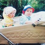 Eva Holubová Instagram - Tento prispevek jsem neplanovala, ani to neni odpoved na utoky, ze pomaham v kampani svymu synovi. Ale reakce na ne to je. Ne, ze bych s nimi nepocitala, kdyz jsem se rozhodla “priznat se verejne k @holu_ad jako ke kandidatovi do EP”. Muj duvod je jednoduchy. Podporuju ho, jako jsem podporovala napr. Karla Schwarzenberga, Hanu Marvanovou, Petra Pavla, atd. Vzdycky jsem to delala z vlastniho zadarmo a z vlastniho presvedceni, ze vsichni ti lide budou pro nasi zem uzitecni a ze berou funkci jako sluzbu obcanum CR. A musela jsem verit v jejich fundovanost. Ale nikdy jsem nehrimala VOLTE JE!! Ne, pouze na ne upozornuju a doporucuju, podivejte se na ne a ZVAZTE JE. K Adamovi: uz jsem to psala, tak pouze pro uplnost : jazykove vybaveni, skoly Londyn, Edinburg, Varsava; Mezinarodni pravo, Mezinarodni vztahy, historie, politilogie, pracovni zkusenosti v EU, v Bruselu, na 🇸🇰 i u nas, predsednictvi EU… Uvedomila jsem si, jak nase rodina drzi pohromade a uplne mi to dojalo. Deti se mnou od malinka chodily na ruzne politicke akce, ja je proste nemela kam dat, kdyz jsem jezdila s Pavlem Telickou pred vstupem do EU, kdyz jsem objizdela s tehdy malo znamym Karlem Schwarz. jeho prvni volebni kampan. Byly to nekdy krusne chvile, plne ironickych invektiv a opileckych nadavek. Ale Karel to vzdy prikladne ustal. Jeho klic byl v tom, ze si musite vzdycky uvedomit, co za cloveka na vas plive a podle toho se urazkou zabyvat. Uvedomila jsem si, jak moc mi pomahala @holu_ka a @holu_ad pri me prvni rezii Gogolova Revizora v @studio.dva . Uvedomila jsem si, jak muj muz, vytvarnik, vzdycky pomohl svym dilem pri kazde akci, ktera se kohokoliv z nas tykala. @holu_ka naprosto prirozene vplula do NF Mathilda . I jeji @iammatejpaprciak pomaha naplno, vlastne to neni pomoc, ale spoluprace. Oni dva ted tvori volebni stab @holu_ad . Nezistne a naplno. A uvedomila jsem si, jak se Adam vedle klucicich zalib vzdycky zajimal o veci verejne. Uz na zakladce a potom i na gymnasiu byl v cele studentske rady. Kdyby ale nebyl na kandidatce @stan.cz , ktere verim, asi bych…,