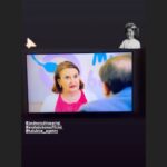 Eva Holubová Instagram - Uprimne? Nemam moc rada deti nebo zvirata na place. To nemohu ovlivnit, co ovlivnit mohu, to je zachazeni s nimi. U nas pri nataceni @jednarodinaserial nic ovlivnovat nemusime, nebot nase filmova produkce ma vse pod kontrolou. A tak se muzeme oddat sladkemu, nehyplnemu rozbrednuti se na laskyplnou, emocionalni kasi, plnou obdivu nad timto zazrakem zrozeni, nad malym clovickem. Kdyz jsi se mne, Matýsku, drzel za prst, premyslela jsem, jestli toto nase setkani je posledni nebo ne. Stalo se vam nekdy, ze se vam nekdo z davne minulosti objevil v pritomnem zivote? Premyslim a nemuzu si uplne vzpomenout. Koho jsem poznala v detstvi, svem nebo jeho, a pak se mi po letech najednou zjevil v zivote? Nevzpominam si. Uz znam pouze par lidi, co znali moje rodice. Lidi z mladi znam, ale z detstvi? Kam se podeli hlavni postavy, s nimiz bych si mohla zavzpominat na detstvi, svoje nebo jejich? Tak, mam jeste hodinu pred zazvonenim budiku, tak se jdu ponorit do minulosti. My totiz nemame blizsi rodinu, nez sami sebe. Neco nevyslo, neco se nepovedlo. Neknouram, konstatuju a lituju. Jak matd velkou rodinu, ovsem tu, s niz se stykate? Kolik mate pratel z detstvi?❤️😂☺️😔🕊🙏✋🏽💋